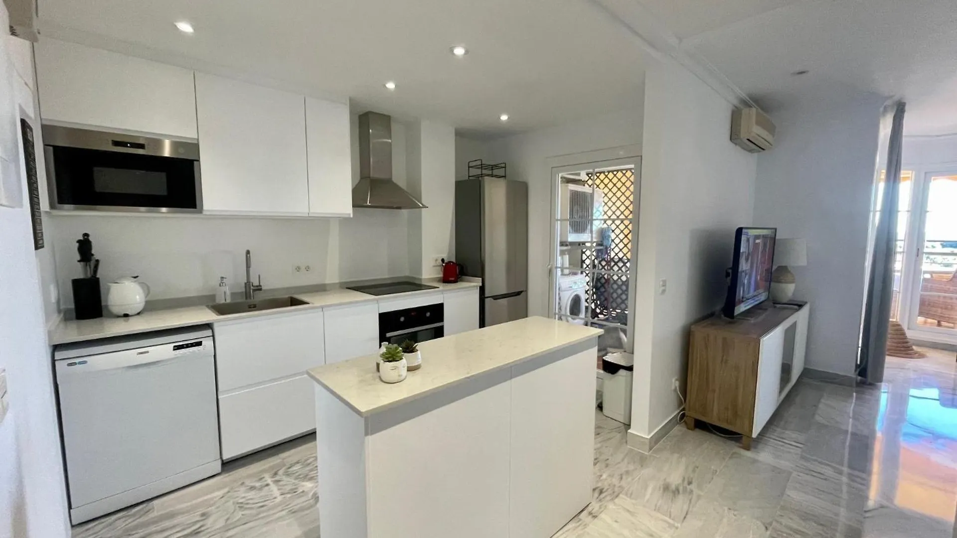 2-Bed Apartment - Sea View - 10M From Puerto Banus Marbella 0*,  Espanha